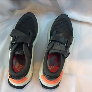 Womens Sorel sneakers Sz 6. Worn once. Gray with orange